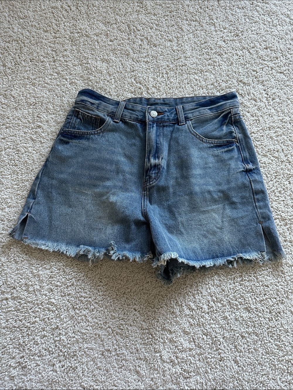 SHEIN Distressed Frayed Hem Denim Shorts in Blue Wash